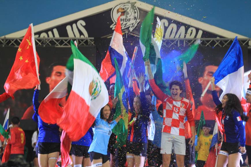 Ondeando sus banderas y gritando de felicidad, los jovencitos festejaron su vuelta a clases con éxito; el comienzo de su último año colegial se dio por inaugurado. 