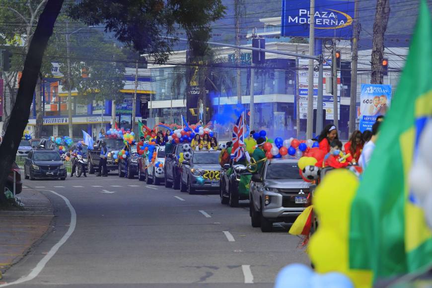 El masivo desfile se realizó desde el Comisariato Los Andes hasta llegar al Zapotal, lugar donde se encuentra este prestigioso centro educativo.