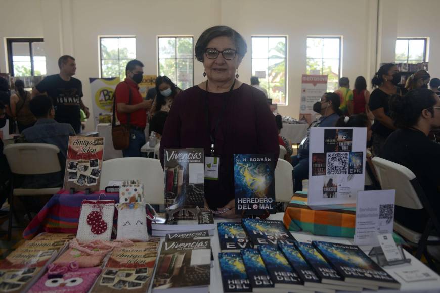 Waldina Bográn es una periodista, actriz y escritora que destaca por su libro “Amigos del telón”, el cual relata vivencias sobre lo acontecido en su vida desde que es actriz en el Teatro José Francisco Saybe, principalmente, así como la alternancia con el periodismo.