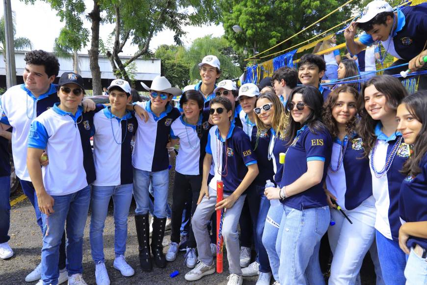 Las fotos grupales no faltaron, los jóvenes posaron muy sonrientes luego de su entrada.