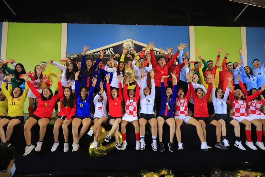 “Seniors entrance Prom 2023” de la Happy Days &amp; Freedom