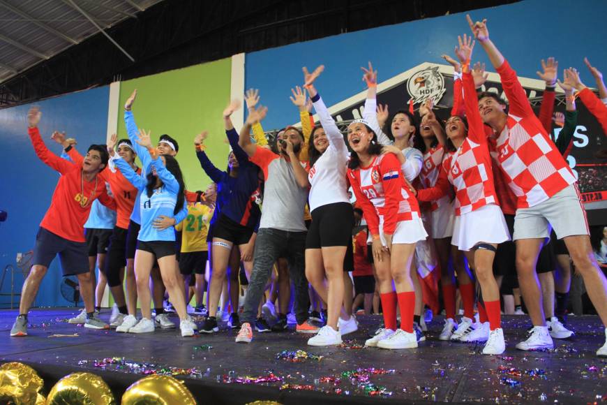 Dj Luna junto a los seniors posaron para las fotografías oficiales, la mañana fue un derroche de emociones por el reencuentro luego de las vacaciones de los muchachos.