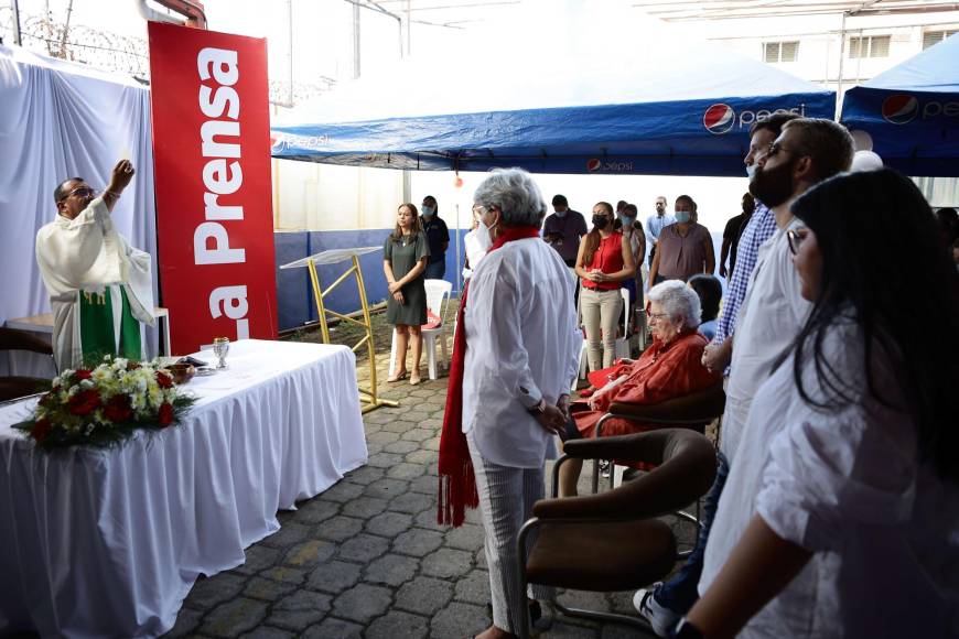 Colaboradores y ejecutivos celebran el 58 aniversario de Diario La Prensa