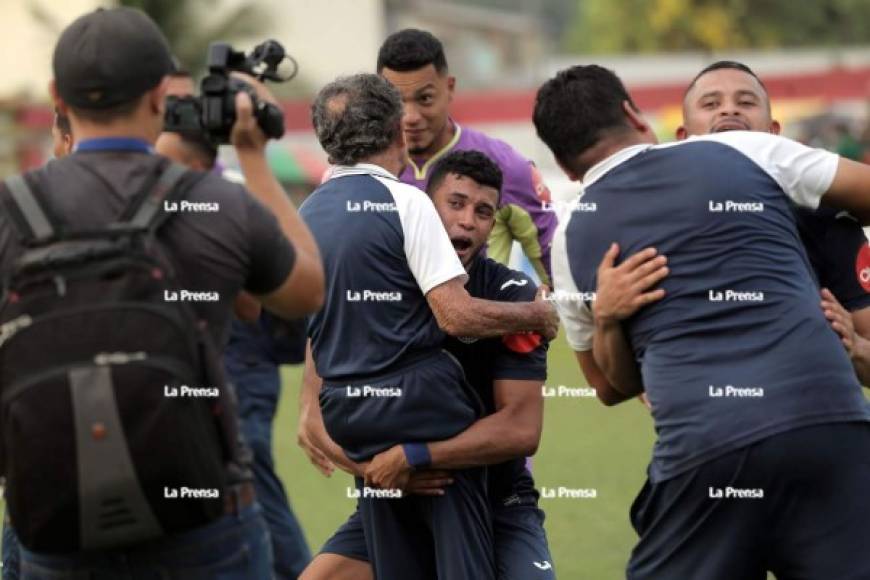 Los jugadores del Motagua celebrando la clasificación a la final.