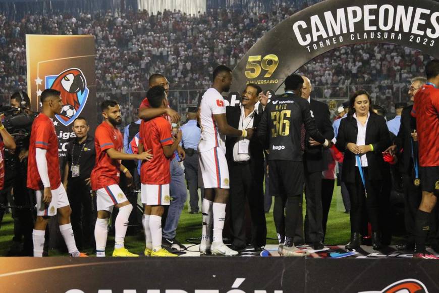 Los jugadores del Olimpia pasando a recoger sus medallas de campeones.