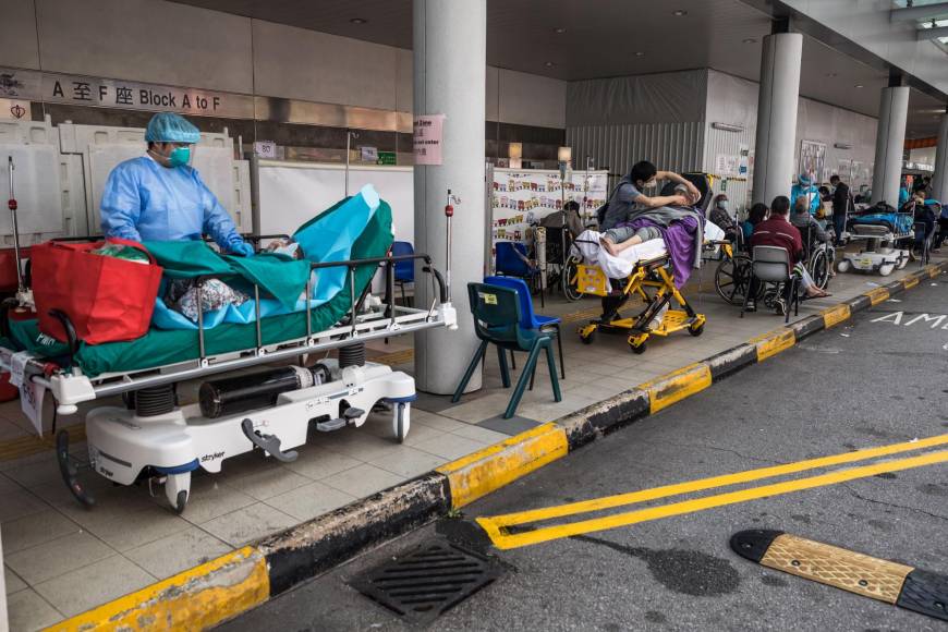 Decenas de pacientes son atendidos en las afueras de los hospitales ante el desbordamiento del sistema de salud.