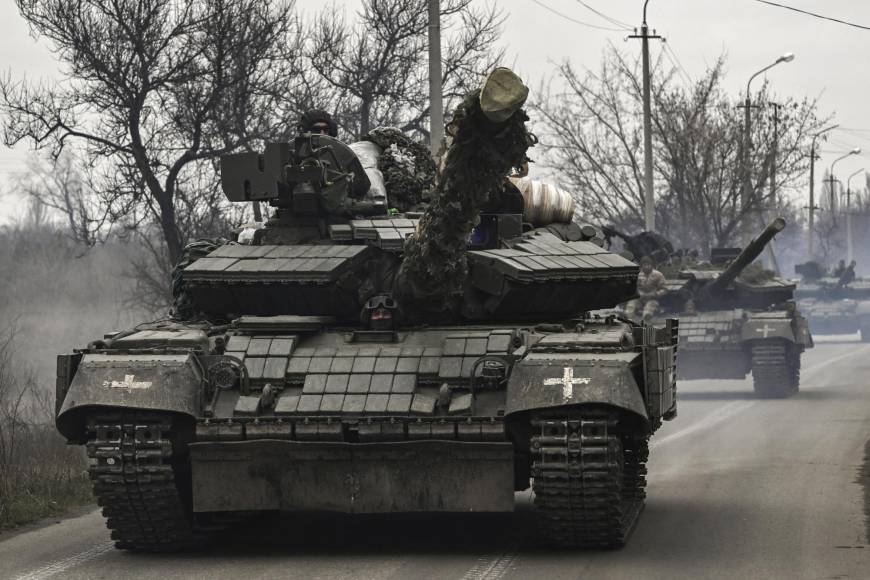 Este tanque, que combina potencia de fuego, movilidad y protección, pesa sesenta toneladas y se produjeron unos 3.500. Está equipado con un cañón de 120 mm y puede disparar mientras se desplaza. Su velocidad máxima es de 70 km/h gracias a sus 1.500 caballos de potencia. 