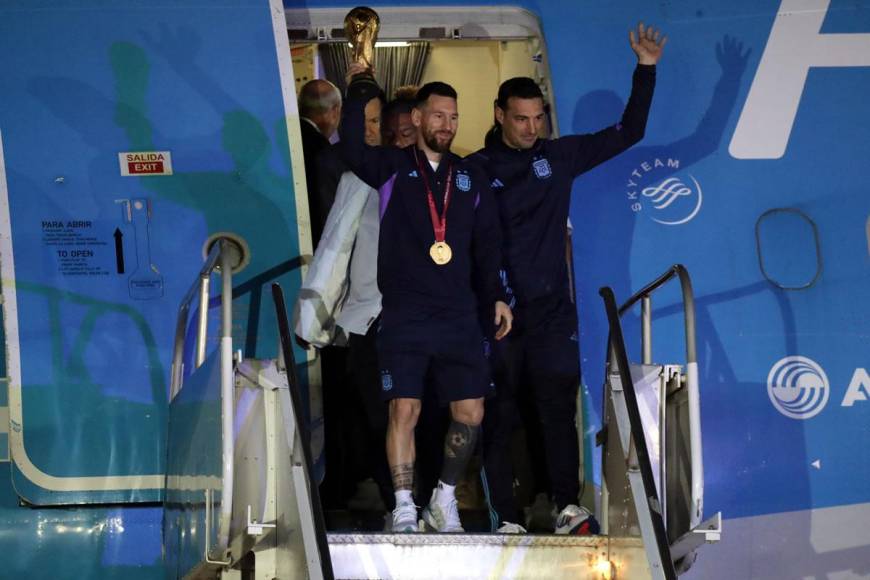 Minutos antes de las 3.00 horas (horario argentino), un exultante Messi se dejó ver con el trofeo de campeón del mundo en las manos junto al seleccionador Lionel Scaloni.