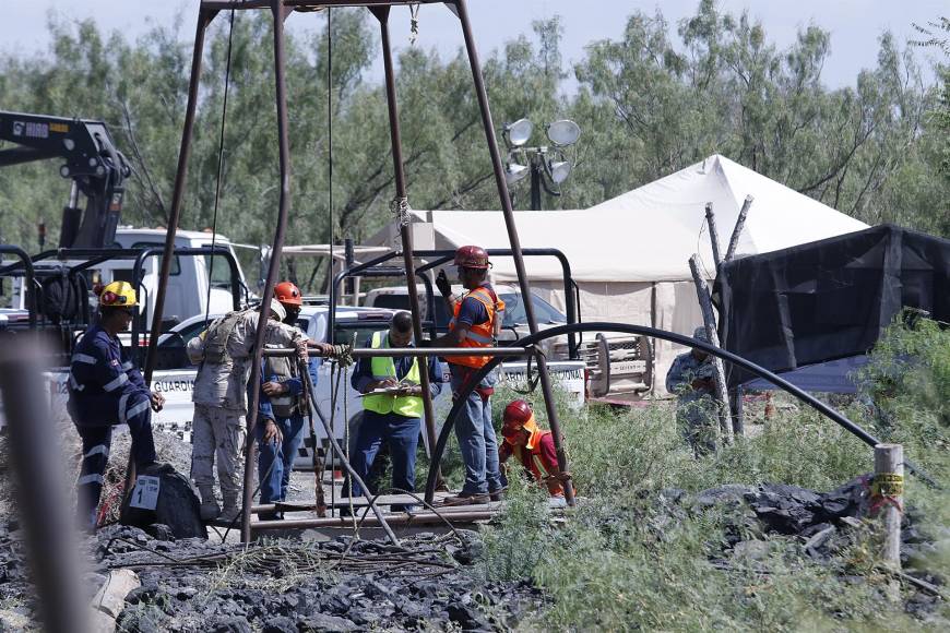 Los rostros de los 10 obreros atrapados en una mina inundada que México lucha por rescatar