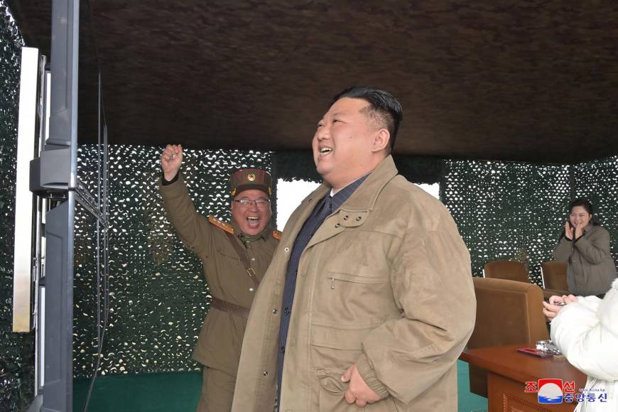 <b>Kim</b> -- que es el nieto del fundador de Corea del Norte, <b>Kim</b> Il Sung, y la tercera generación que está en el poder -- se casó con su mujer Ri Sol Ju, en 2009, según la agencia de inteligencia de Corea del Sur. 