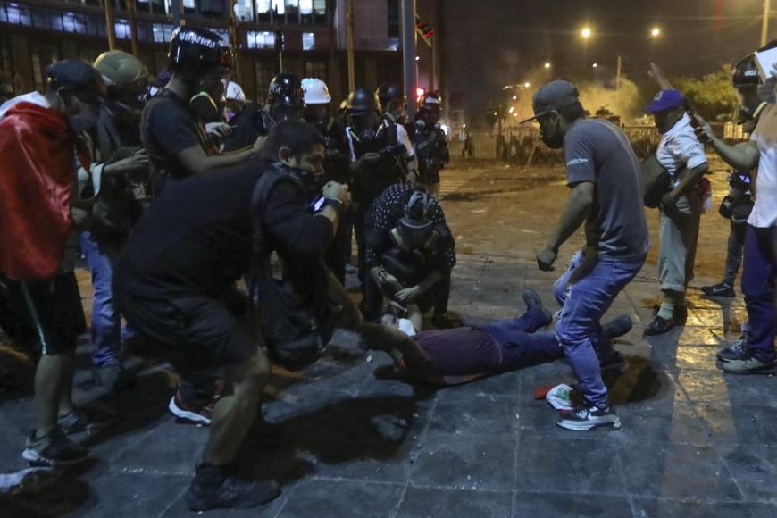 Esta es la primera muerte por las protestas que ocurre en Lima, después que el Congreso rechazara adelantar las elecciones para este año como había pedido el viernes Boluarte. 