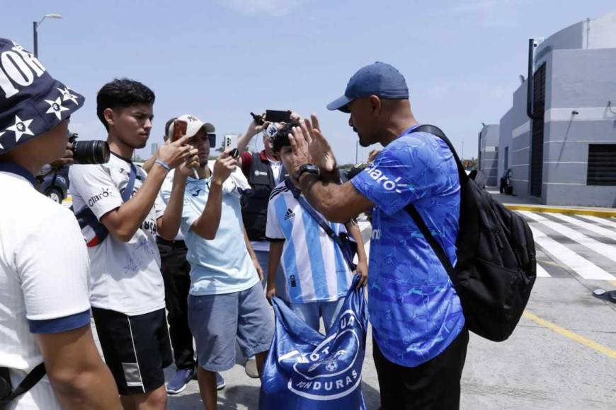 El entrenador del Motagua, Ninrod Medina, tuvo un buen gesto con aficionados, grabando videos con saludos.
