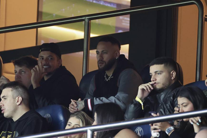 Neymar está presente en el partido y ha visto en vivo los abucheos para Lionel Messi.