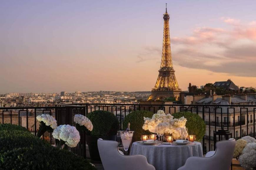 El Four Seasons Hotel George V se inauguró en 1928 y está ubicado en el Triángulo de Oro de París, muy cerca de Champs Élysées y tiene otras amplias suites con vista a la Torre Eiffel. 
