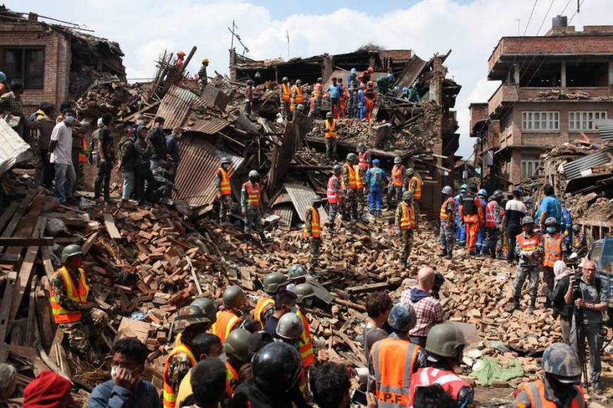 <b>2015: 9,000 muertos en Nepal</b>El 25 de abril de 2015, casi 9,000 personas murieron en un terremoto de magnitud 7,8 que sacudió el centro de Nepal. La capital, Katmandú, y las regiones cercanas al epicentro, a 80 kilómetros de distancia, quedaron devastadas. 