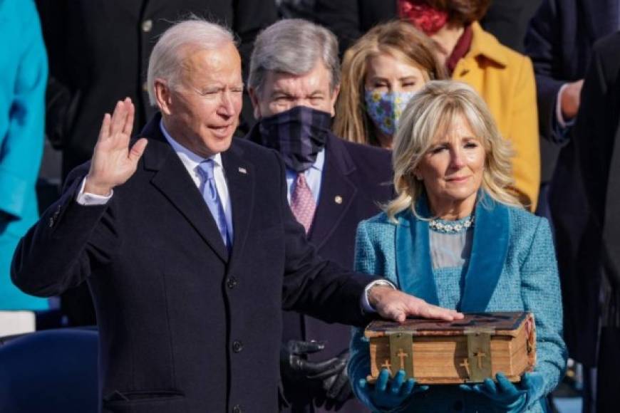 - Biblia XXL -<br/><br/>Al prestar juramento, Biden posó su mano izquierda en una Biblia de su familia del siglo XIX; un voluminoso libro de páginas amarilladas por el tiempo que fascinó a los internautas.