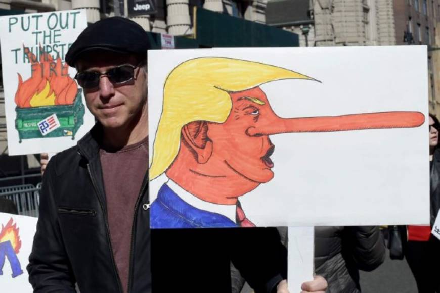 Este cartel compara al republicano con pinocho, a quien le crecía la nariz al mentir.