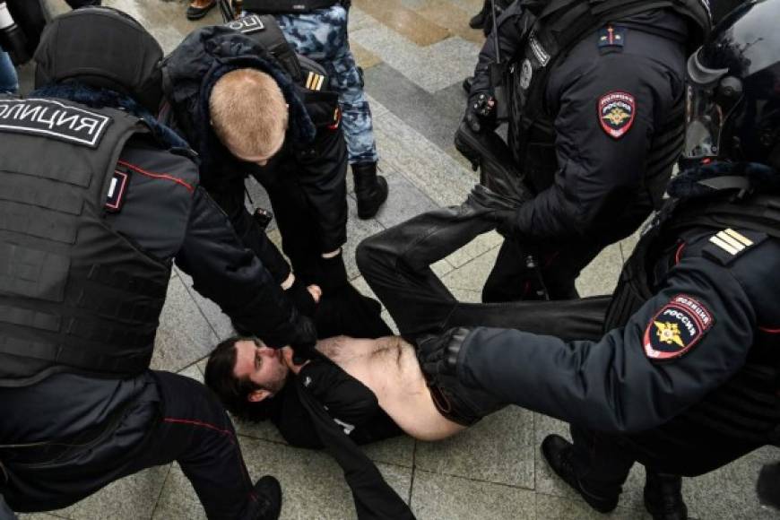 En total, los agentes detuvieron a casi 3,500 personas, entre ellas 1,360 en Moscú y 523 en San Petersbugo, indicó el domingo la oenegé OVD-Info, especializada en seguir las manifestaciones opositoras.