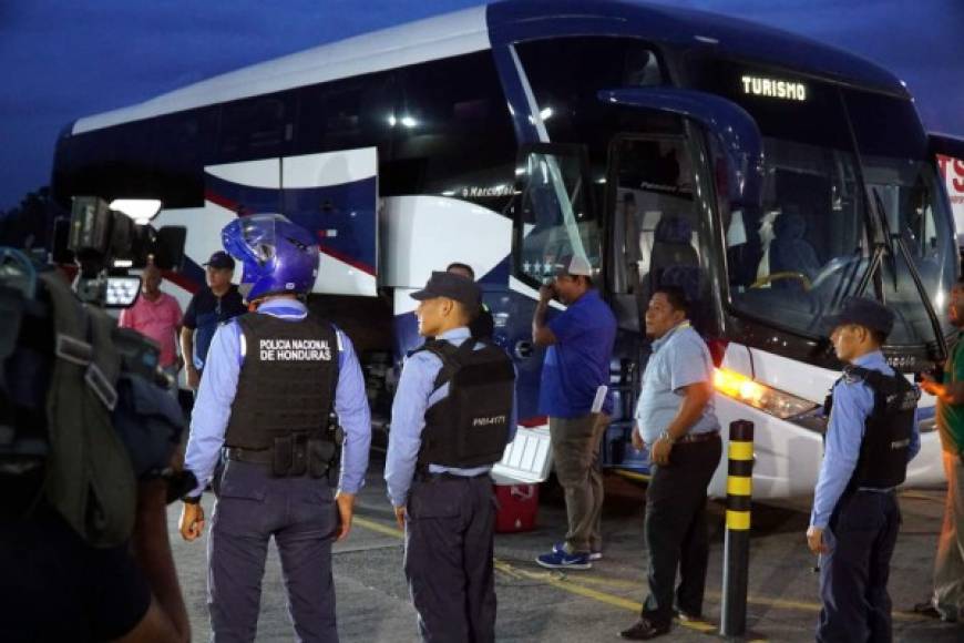 Posteriormente y con un gran resguardo de la Policía Nacional, la Selección de Chile se trasladó al hotel de concentración para terminar de instalarse en el país.