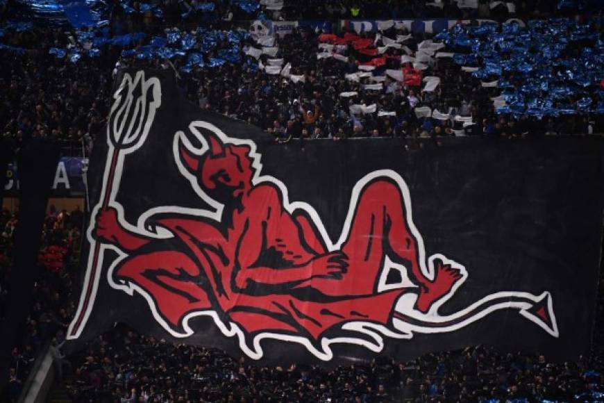 Los aficionados del Inter desplegaron tifos gigantes en las gradas del estadio Giuseppe Meazza antes del partido contra el Milan. Foto AFP