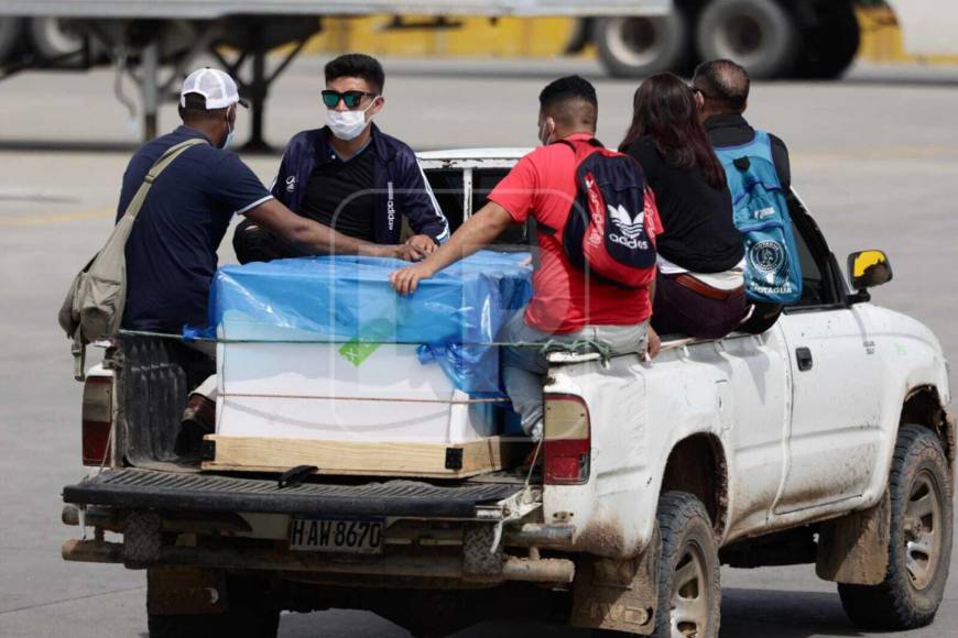 Los cuerpos de los seis hondureños fallecidos en la tragedia de Texas ya son trasladados a sus lugares de origen luego de que fueron repatriados en un vuelo comercial que llegó a eso de las 8:40 am de este viernes al aeropuerto Ramón Villeda Morales, de San Pedro Sula. 