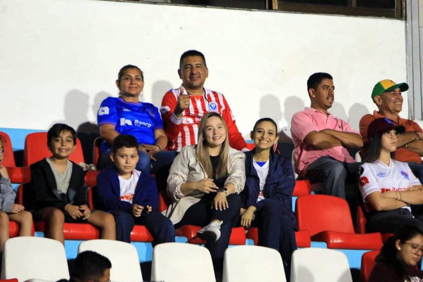 Ellos llegaron al Nacional Chelato Uclés y disfrutaron de un partido interesante entre los últimos finalistas del fútbol hondureño.