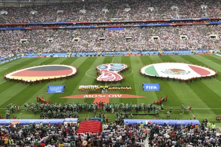 Las selecciones de Alemania y México en los actos protocolares antes del inicio del partido en el estadio Luzhniki de Moscú. Foto AFP