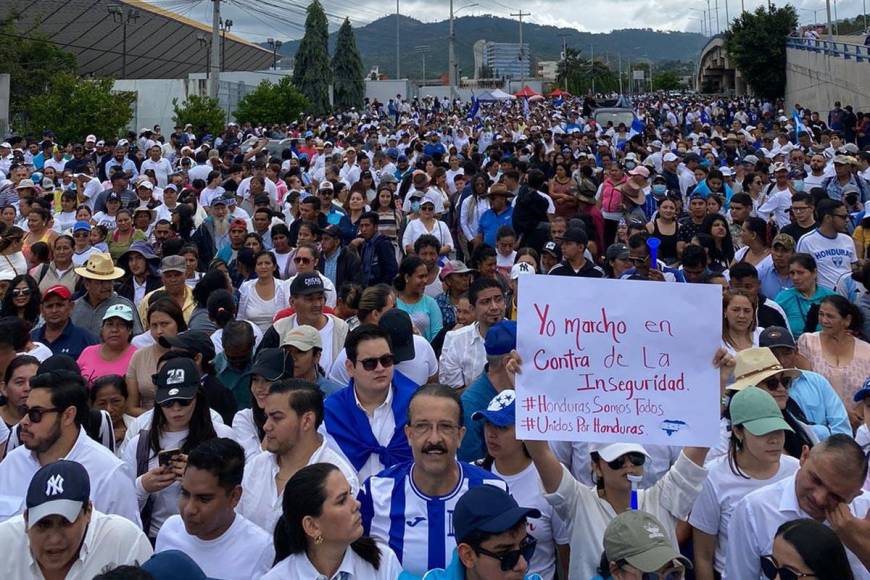 “Yo marcho en contra de la inseguridad”, decía una pancarta de los ciudadanos que participó en la “Marcha por Honduras”.