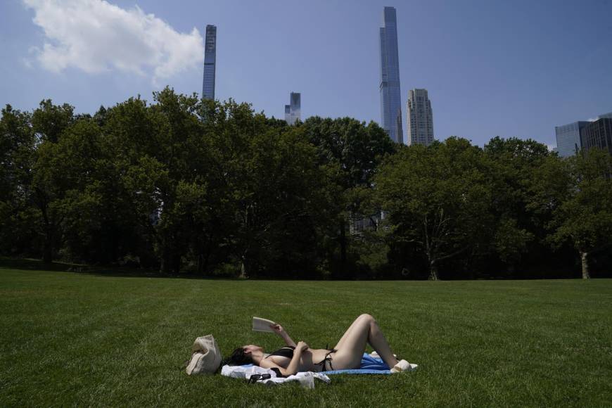 Entre las ciudades que han alcanzado esos récords están Abilene, en el estado de Texas, con 110 °F (43,3 °C), y Salt Lake City, en Utah, con 107 °F (41,6 °C).