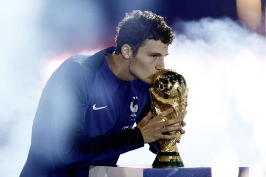 Benjamin Pavard, campeón del mundo con Francia en el Rusia 2018, será el primero en llegar al Bayern Múnich. El equipo bávaro pagó 35 millones de euros por el defensa francés.