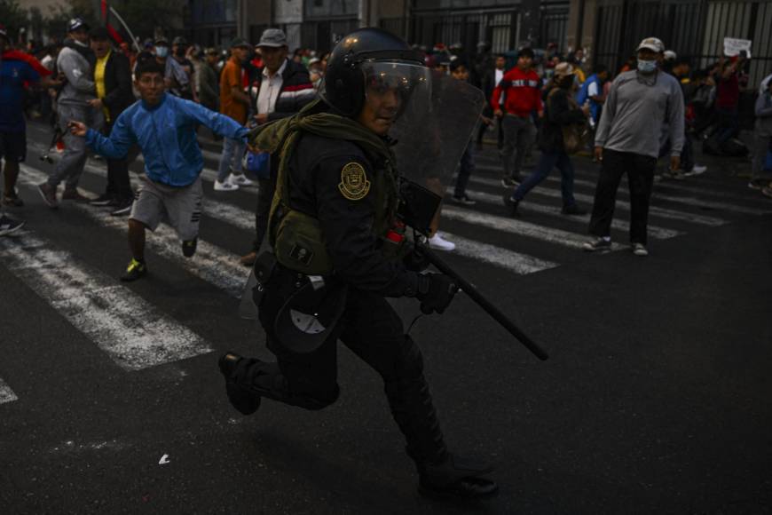 A dicha terminal aérea iban a llegar refuerzos de la policía antimotines para contener a los miles de manifestantes en Andahuaylas, en la región Apurímac, cuna de Boluarte. 