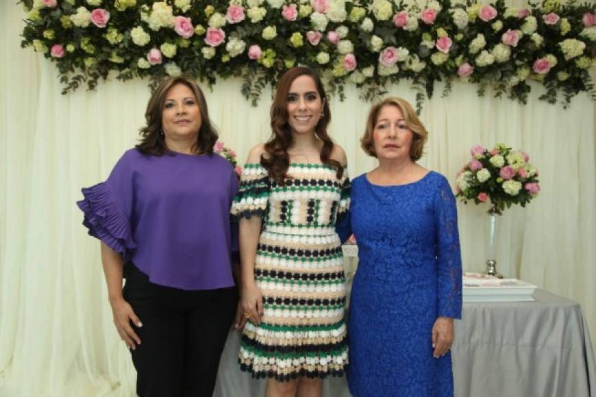 Mayra López junto a Vanessa y María Eugenia Nazrala.