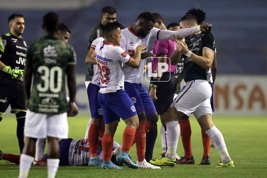 La bronca se armó tras la agresió de José Aguilara contra Carlos Pineda.