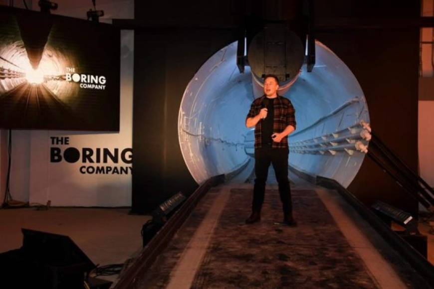 10. Fabrican túnel para transportar pasajeros.<br/><br/>El fundador y consejero delegado de Tesla, Elon Musk, presentó en Los Ángeles un prototipo de túnel para transportar a pasajeros en cabinas o en sus propios vehículos.<br/><br/>Este túnel de prueba, que tiene una extensión de casi dos kilómetros, fue excavado en el subsuelo de la sede de la empresa de transporte aeroespacial SpaceX en Hawthorne (cerca de Los Ángeles). <br/><br/>Musk protagonizó el recorrido de prueba en uno de los vehículos eléctricos que idealmente podrán alcanzar los 240 kilómetros por hora, más rápido que un tren subterráneo, aunque esta vez no superó los 80 kilómetros por hora.
