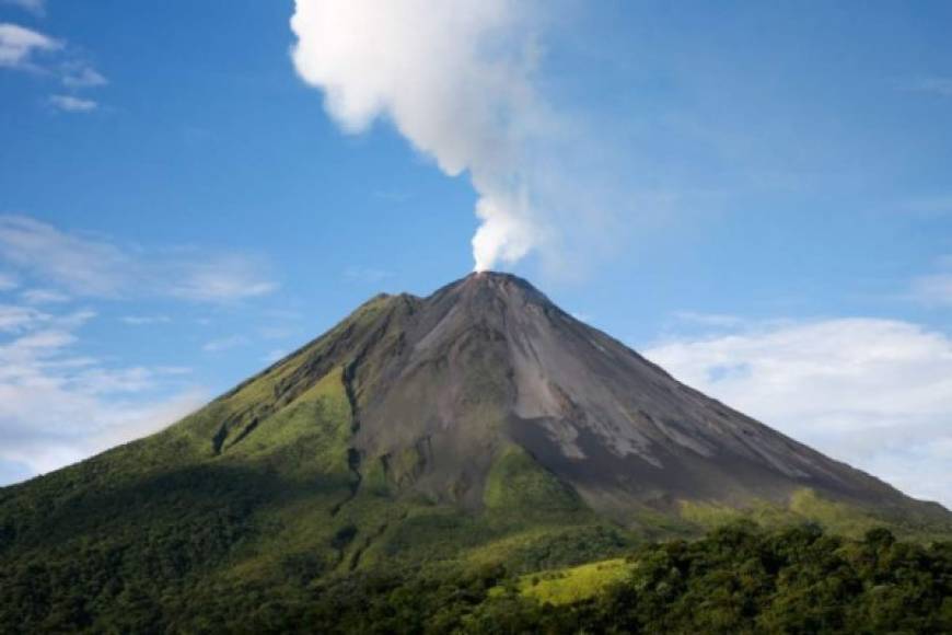 Despertó en 1968 y desde entonces emite gases y vapores de agua y hasta con algunas explosiones. Expertos continúan en constantes monitoreos del volcán.