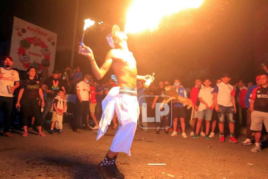 La afición del Olimpia celebró hasta la madrugada de 24 de diciembre en San Pedro Sula el tetracampeonato logrado por el equipo de Pedro Troglio tras ganar la Gran Final del Torneo Apertura 2021 al Real España.