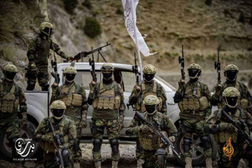 Su imagen poco tiene que ver con la de los combatientes talibanes con turbante y sentados en los 'pick-ups'. La unidad 'Badri 313', componente de las fuerzas especiales de los fundamentalistas, es un símbolo de sofisticación del nuevo régimen.