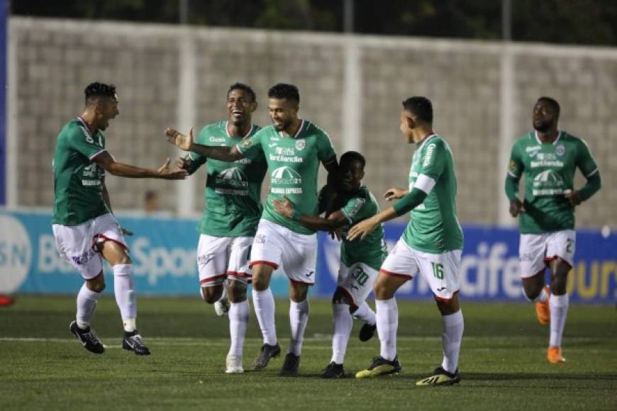 Un gol de Carlos Discua le dio la victoria al Marathón en el campo de la UPN y así los verdes mantuvieron el liderato del torneo. En la imagen, los jugadores celebrando el tanto del 'Chino'.