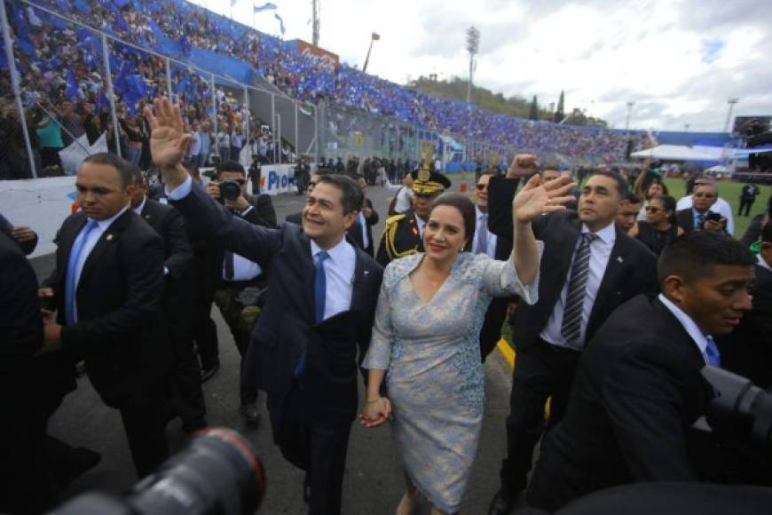 Enorme recibimiento para el presidente Juan Orlando Hernández quien llegó junto a su distinguida esposa Ana García.