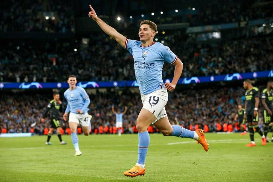 Julián Álvarez celebrando su gol para sellar el 4-0 del Manchester City contra el Real Madrid.