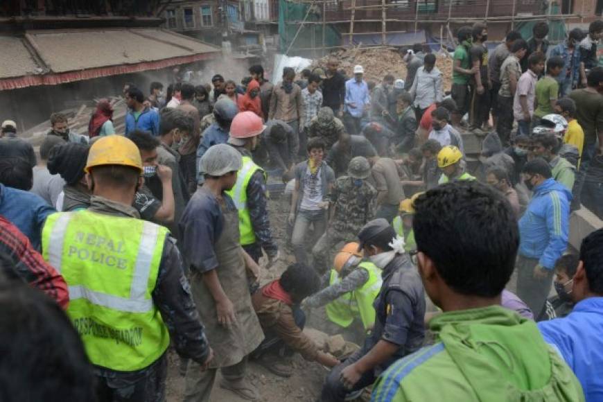 Cientos de pobladores agilizan las búsqueda de supervivientes del terremoto. Foto AFP.