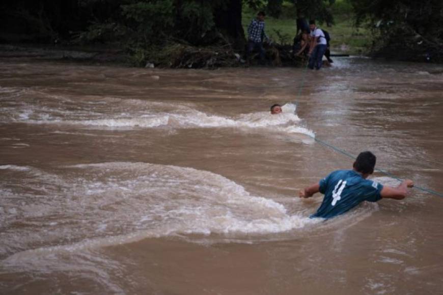 Decenas de hondureños ingresaron a El Salvador este jueves por un punto fronterizo ilegal cruzando las embravecidas aguas del rio Goascorán, en un desesperado intento por alcanzar la caravana de sus compatriotas que avanza en Guatemala rumbo a Estados Unidos.