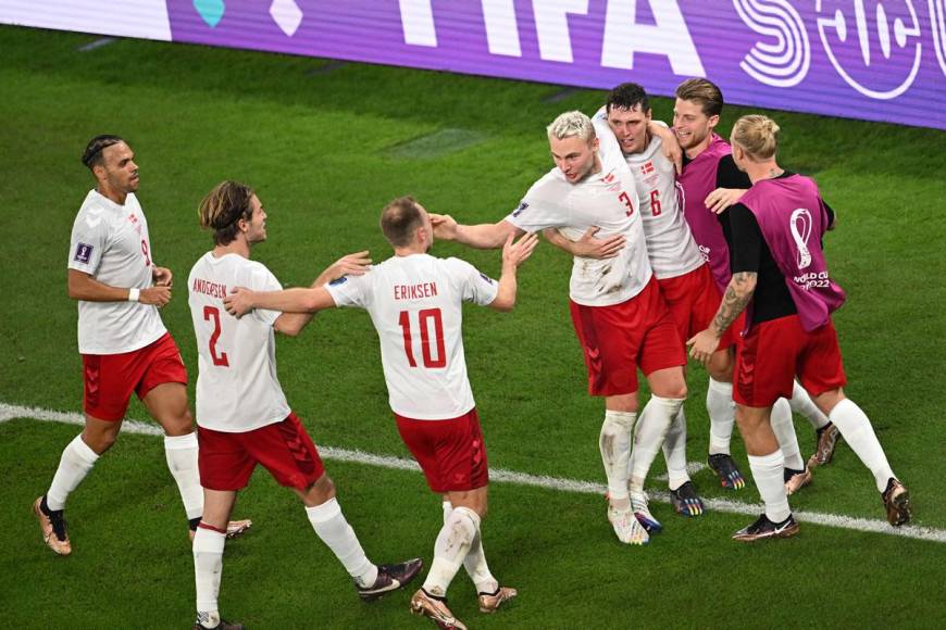 Los jugadores daneses festejan el gol de Andreas Christensen ante Francia.