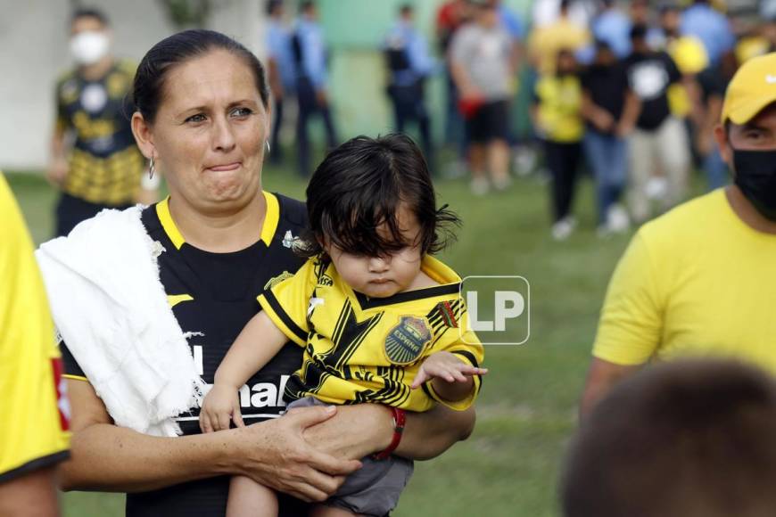 Madres hondureñas asistieron con sus retoños para apoyar al Real España en Choloma.