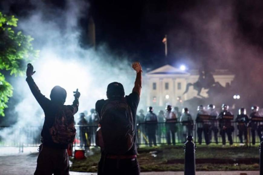 El New York Times indicó que el presidente fue llevado al búnker en la noche del viernes mientras los manifestantes forcejeaban con los agentes del Servicio Secreto para retirar las barreras metálicas instaladas frente a la verja que rodea la residencia presidencial.