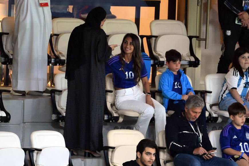 Una aficionada qatarí se acercó a Antonela Roccuzzo en el estadio Lusail para pedirle una fotografía.