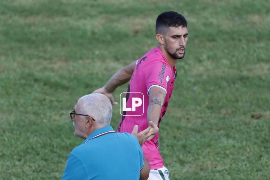 Manuel Keosseián felicitó a Lucas Campana tras su gol en el derbi sampedrano.