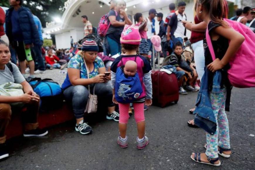 Una niña migrante carga con su muñeca, y sus ilusiones, en su pequeña mochila.