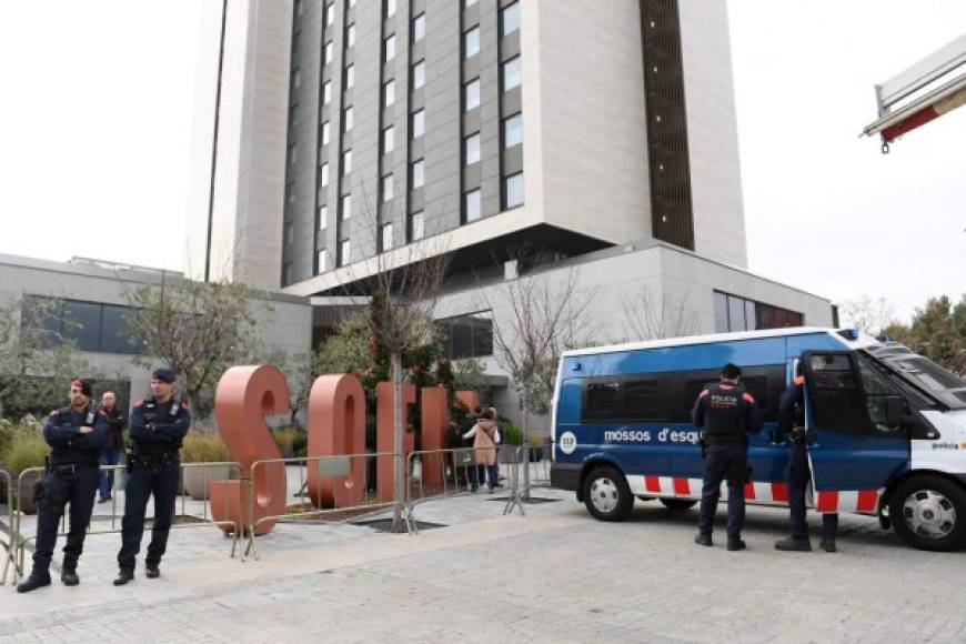 El hotel de concentración, a unos metros del Camp Nou, está blindado por los Mossos d'Esquadra, las fuerza de seguridad de Barcelona, para que todo transcurra con normalidad.