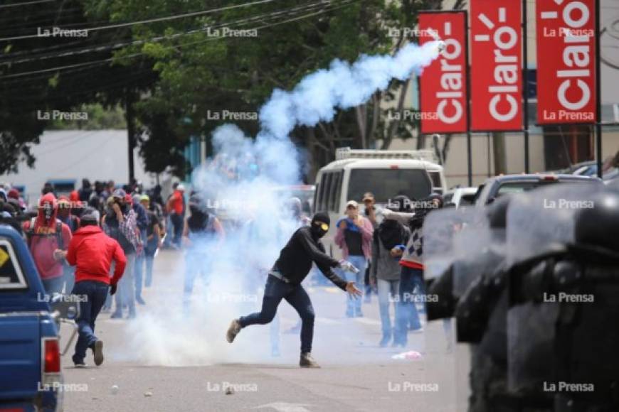Maestros y médicos que protestaban en Tegucigalpa fueron desalojados por un contingente de la Policía Nacional de Honduras a la altura del Aeropuerto Internacional de Toncontín.
